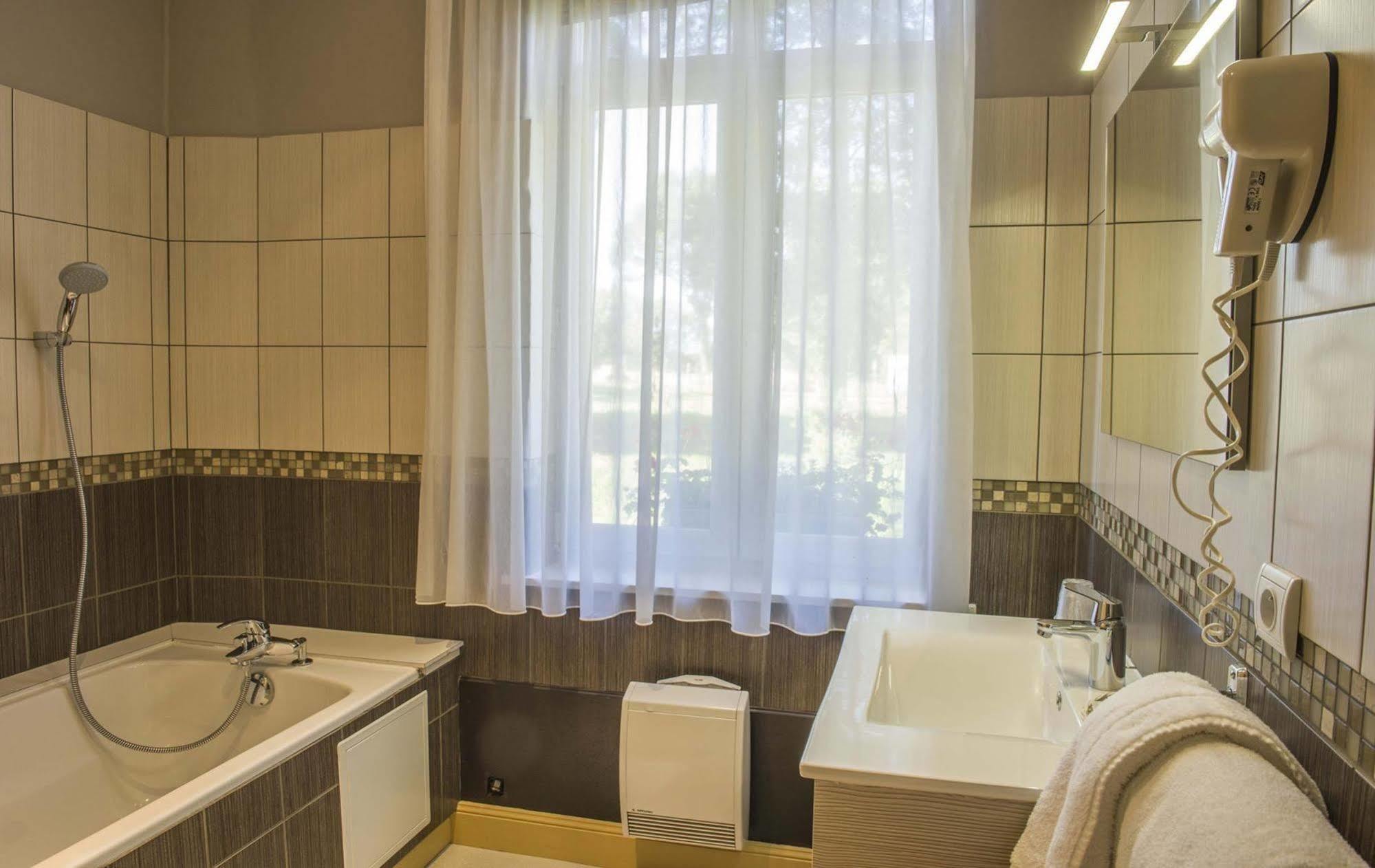 Liessies Logis - Chateau De La Motte - Hotel & Restaurant מראה חיצוני תמונה